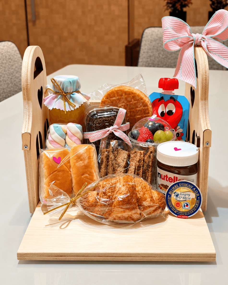 Cesta de Café da Manhã com Laços Pastel
